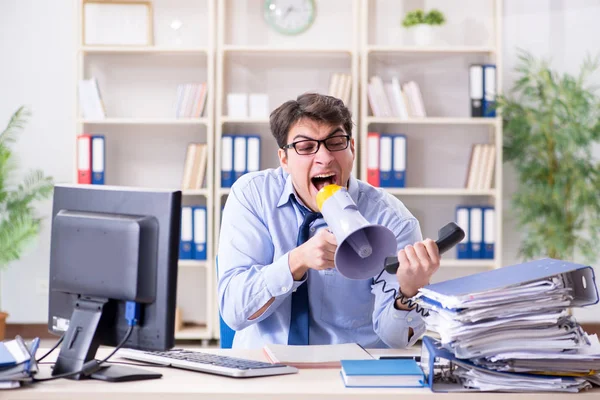 Uomo d'affari stressante che lavora in ufficio — Foto Stock