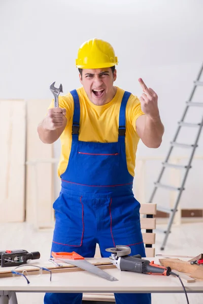 Fußbodenreparateur enttäuscht von seiner Arbeit — Stockfoto