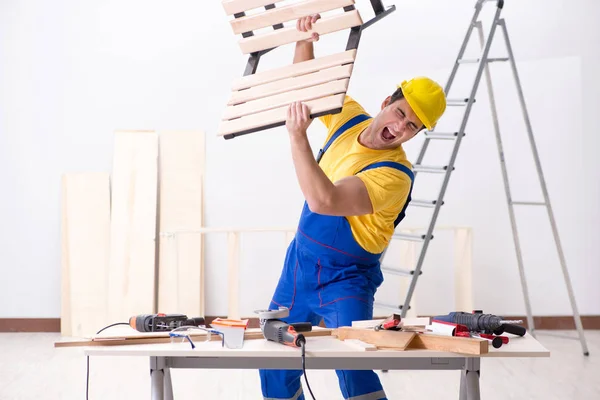 Riparatore pavimento deluso con il suo lavoro — Foto Stock