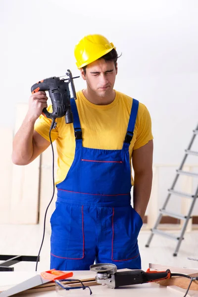 Reparador de piso decepcionado con su trabajo — Foto de Stock