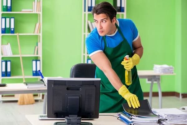 Espía masculino bajo cubierta más limpia robando documentos confidenciales — Foto de Stock