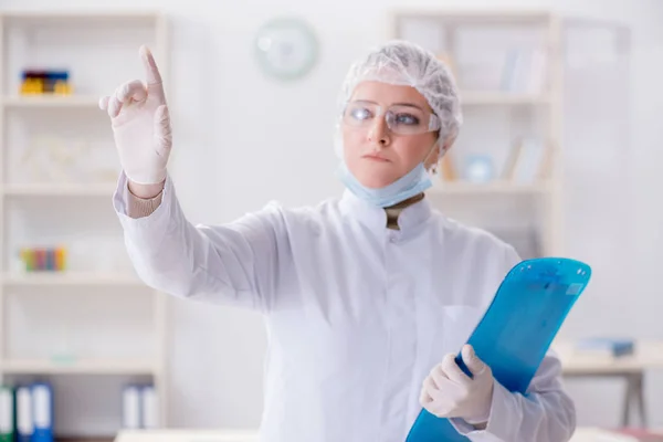 Donna medico premendo pulsanti in laboratorio — Foto Stock