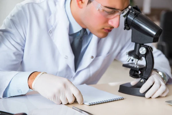 Joven químico masculino trabajando en el laboratorio — Foto de Stock