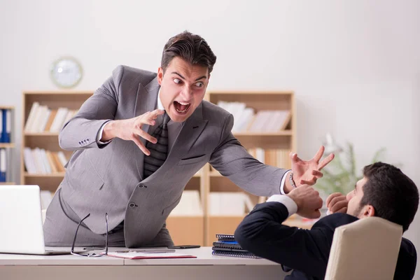 Jefe enojado gritando a su empleado — Foto de Stock