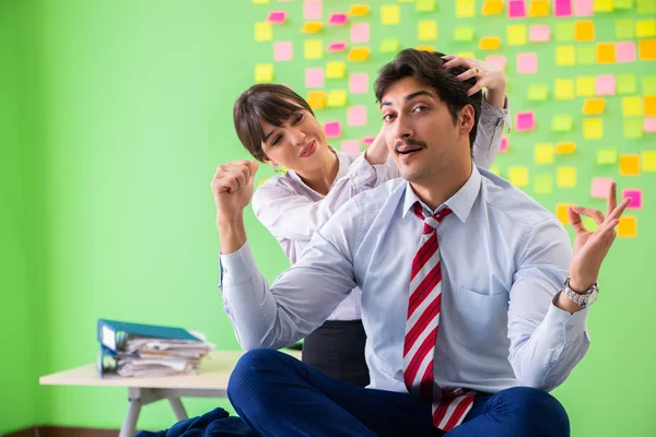 办公室里的男人和女人有许多互相冲突的优先事项 — 图库照片