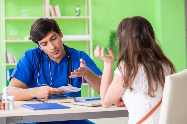 Paciente femenina que visita al médico varón en concepto médico — Foto de Stock