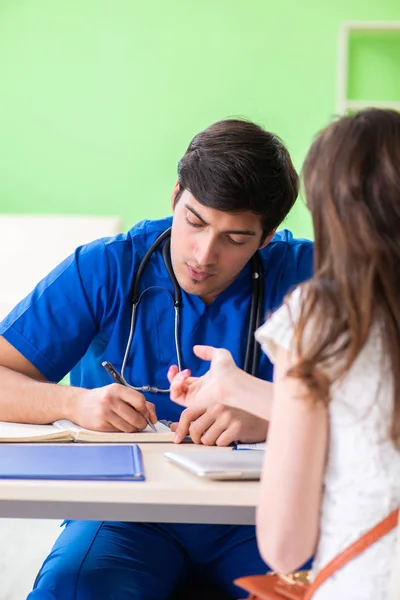 Paciente femenina que visita al médico varón en concepto médico — Foto de Stock