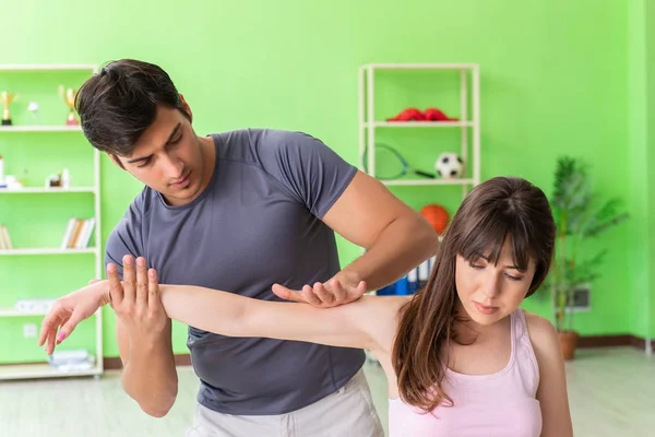 Joven médico quiropráctico masajeando paciente — Foto de Stock