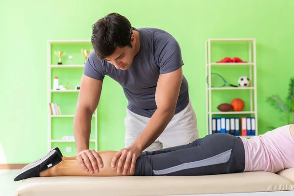 Joven médico quiropráctico masajeando paciente — Foto de Stock