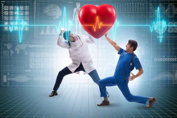 Άνθρωπος γιατρός στην έννοια της τηλεϊατρικής καρδιολογίας — Φωτογραφία Αρχείου