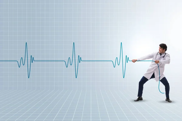 Cardiologo nel concetto di telemedicina con battito cardiaco — Foto Stock