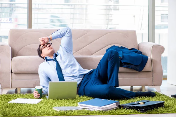 De zakenman die werk mee naar huis neemt en overwerkt — Stockfoto