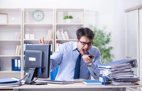 Stressiger Geschäftsmann, der im Büro arbeitet — Stockfoto