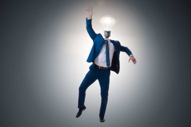 Parlak fikir kavramı ampul kafa ile işadamı