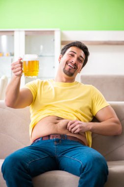Diyet konseptinde bira tutan şişman obez adam.
