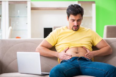 Diyet konseptinde genç şişman adam 