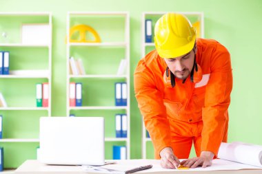 İnşaat denetçisi yeni bir proje planlıyor