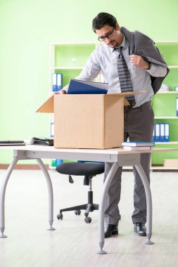 Erkek işçi işten çıkarıldıktan sonra eşyalarını topluyor.