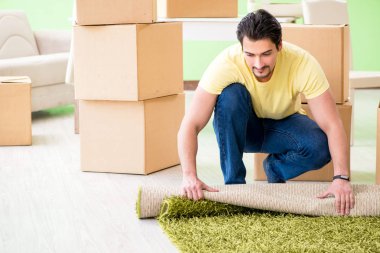 Genç ve yakışıklı bir adam yeni evine taşınıyor.