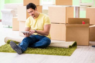 Genç ve yakışıklı bir adam yeni evine taşınıyor.