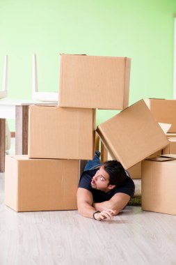 Kutuları taşıyan adam.