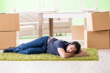 Kutuları taşıyan adam.