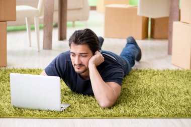 Kutuları taşıyan adam.