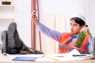 Atölyede çalışan sarhoş mühendis.