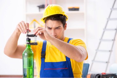 Atölyede çalışan sarhoş mühendis.