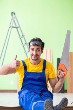 Profesyonel müteahhit evde döşeme döşemesi yapıyor.