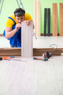 Profesyonel müteahhit evde döşeme döşemesi yapıyor.