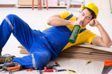 Tatilde içki içen tamirci.