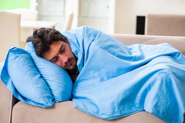 Jeune homme malade souffrant de grippe à la maison — Photo