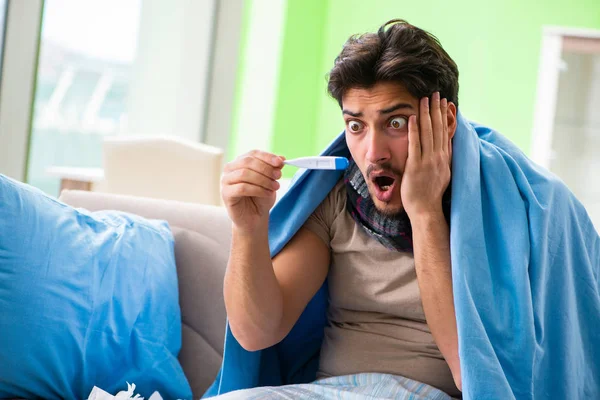 Chory młodzieniec cierpiący na grypę w domu — Zdjęcie stockowe