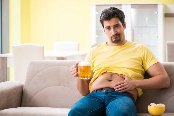 Hombre gordo obeso sosteniendo cerveza en concepto de dieta —  Fotos de Stock