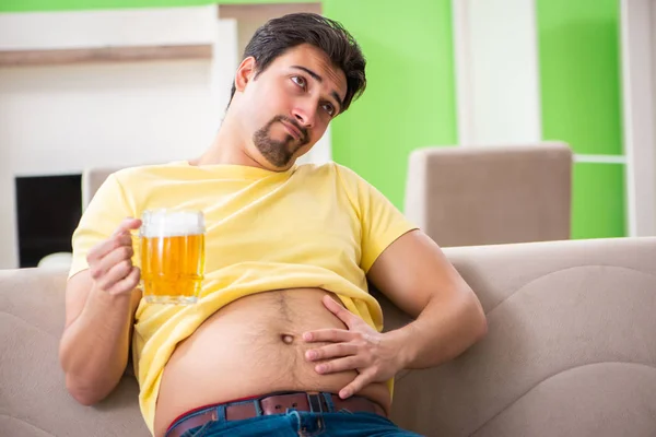 Bărbat obez gras care deține bere în conceptul de dietă — Fotografie, imagine de stoc