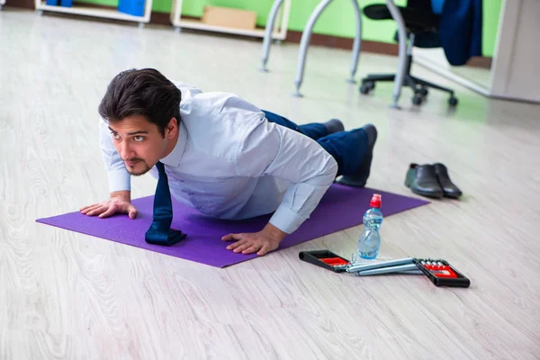 Dipendente che fa esercizi durante la pausa al lavoro — Foto Stock