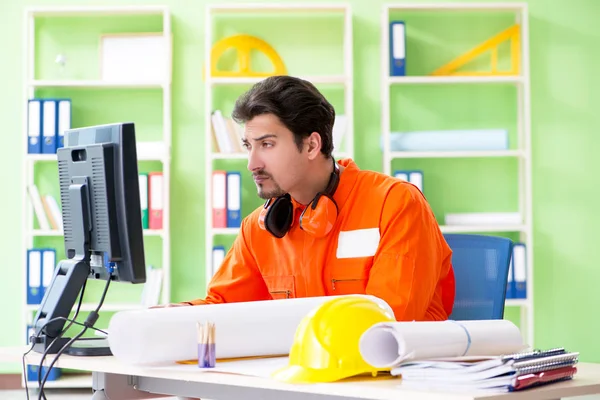 Supervisor da construção que planeia novo projecto no escritório — Fotografia de Stock