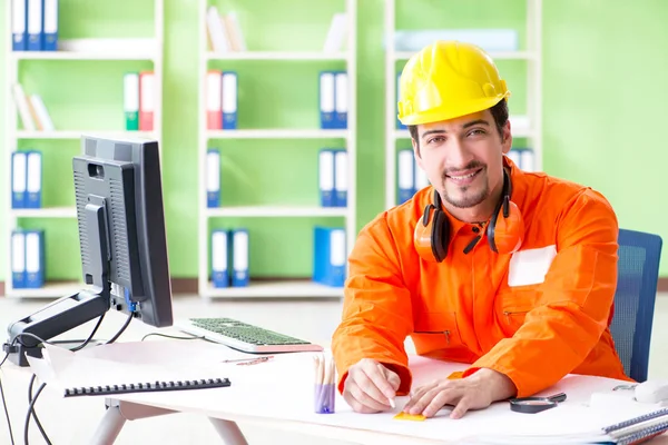 Supervisor da construção que planeia novo projecto no escritório — Fotografia de Stock