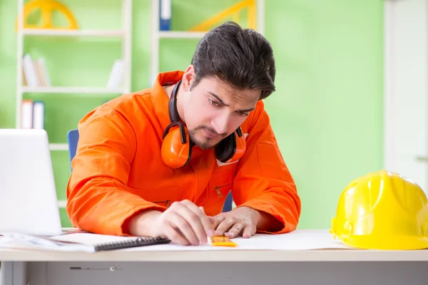 Byggledare planerar nytt projekt på kontoret — Stockfoto