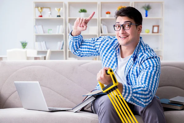 Studente esercizio durante la preparazione per gli esami — Foto Stock