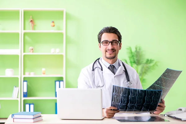 Dokter radioloog kijkt naar röntgenscan in het ziekenhuis — Stockfoto