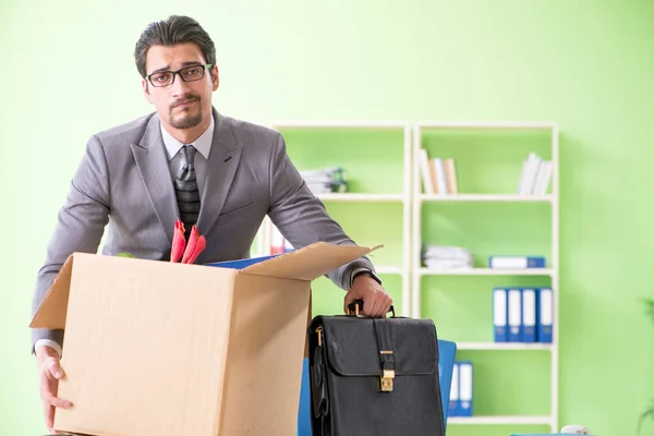 Männlicher Mitarbeiter sammelt nach Kündigung seine Sachen — Stockfoto