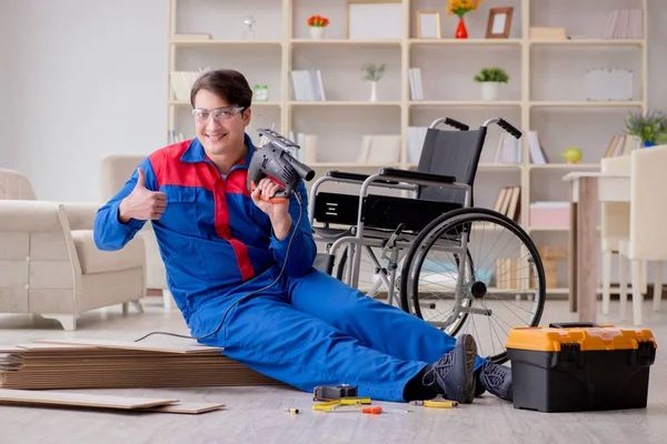 Uomo disabili posa laminato pavimento in ufficio — Foto Stock