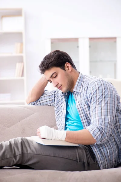 Junger Student zu Hause verletzt — Stockfoto