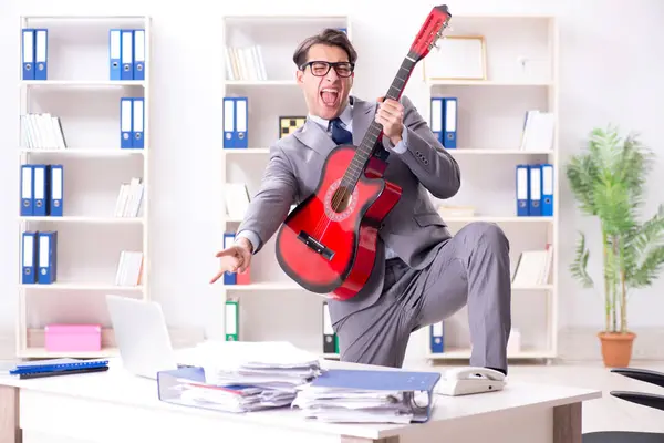 Νέος όμορφος επιχειρηματίας παίζει κιθάρα στο γραφείο — Φωτογραφία Αρχείου