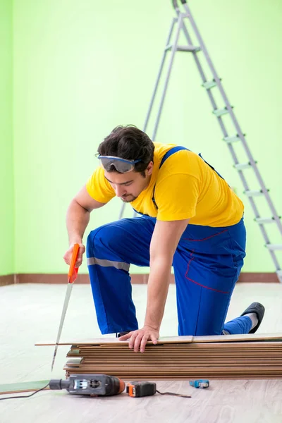 Professional contractor laying flooring at home — Stock Photo, Image