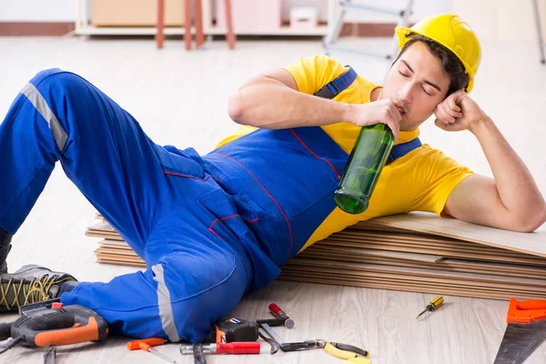 Tatilde içki içen tamirci.