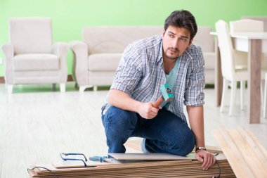 Evdeki döşemeleri döşeyen adam