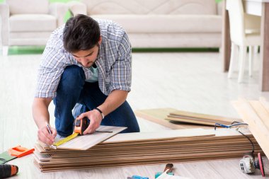 Evdeki döşemeleri döşeyen adam